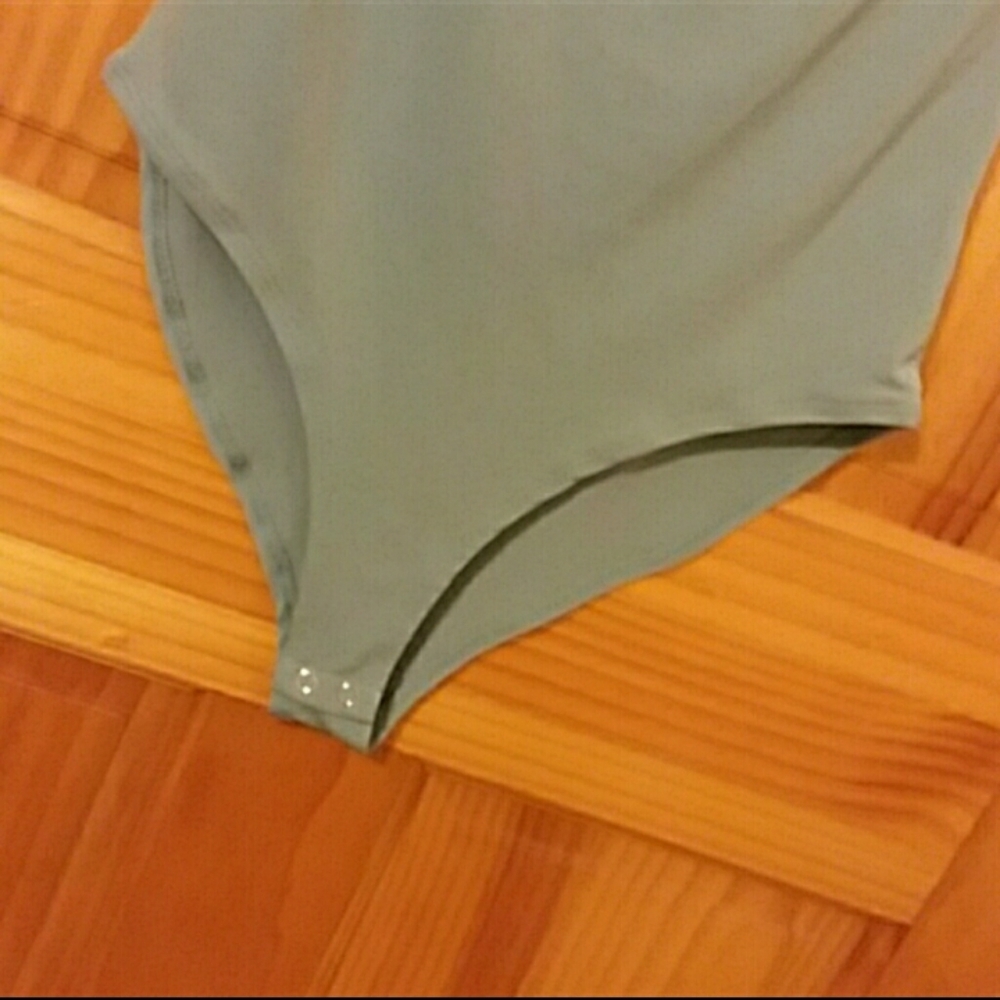 Forever 21 Bodysuit short sleeve green with snaps in between the legs - Picture 3 of 4